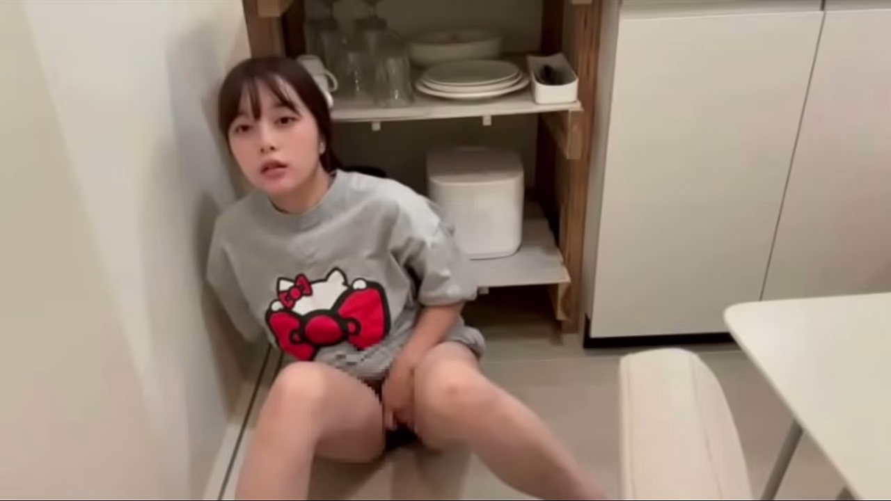 Азиатка дрочит вагину
